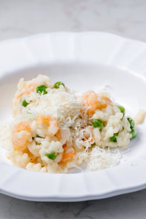 Téléchargez les photos : Risotto italien aux crevettes et pois verts - en image libre de droit