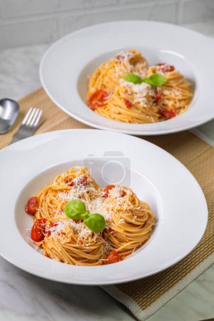 Foto de Espaguetis con tomates, albahaca y queso parmesano - Imagen libre de derechos