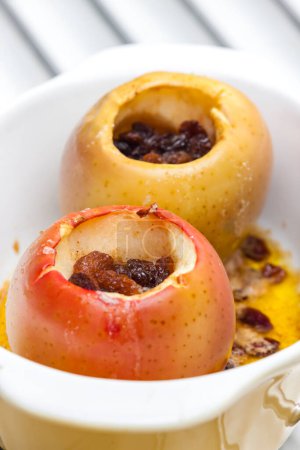 Téléchargez les photos : Pommes douces cuites avec des raisins secs - en image libre de droit