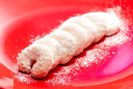 Téléchargez les photos : Biscuits à la vanille de Noël sur plaque rouge - en image libre de droit