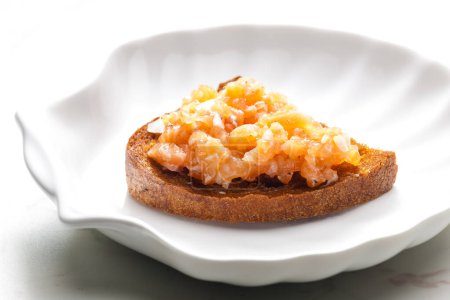 Téléchargez les photos : Tartre de saumon sur pain frit - en image libre de droit