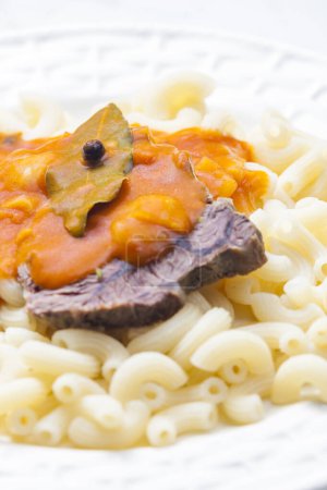Foto de Carne de res con salsa de tomate y pasta - Imagen libre de derechos