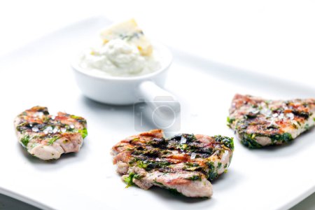 Téléchargez les photos : Viande de volaille grillée aux herbes servie avec trempette au fromage bleu - en image libre de droit