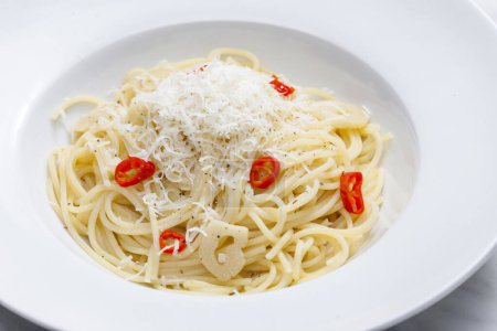 Téléchargez les photos : Nature morte de spaghetti aglio e olio - en image libre de droit