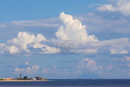 Foto de Faro de Capo Peloro en Punta del Faro en el estrecho de Messina, promontorio más al noreste de Sicilia, Italia - Imagen libre de derechos