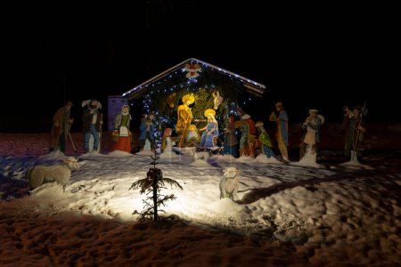 Téléchargez les photos : Décoration de Noël en plein air couverte de neige - en image libre de droit