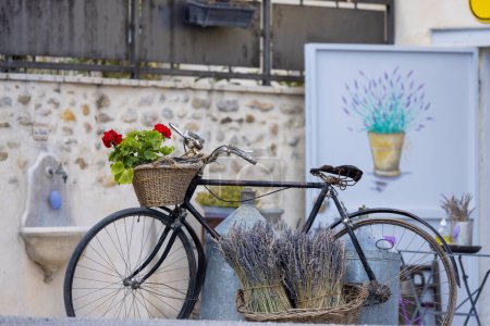 Téléchargez les photos : Nature morte avec vélo en Provence, France - en image libre de droit