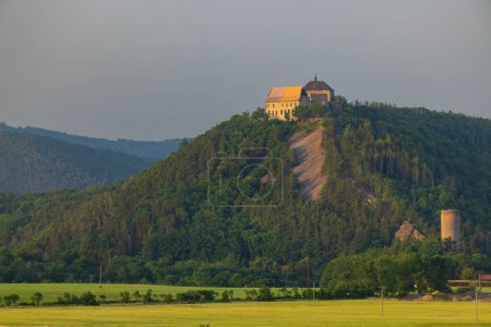 Téléchargez les photos : Château de Tocnik avec ruines zébrées, Bohême centrale, République tchèque - en image libre de droit