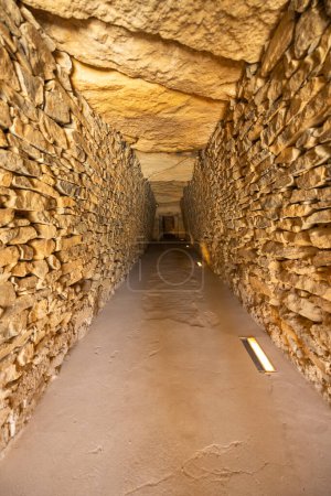 Téléchargez les photos : Intérieur de dolmen de El Romeral, site UNESCO, Antequera, Espagne - en image libre de droit