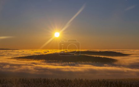 Foto de Salida del sol en el paisaje invernal cerca de Velka Destna, Montañas Orlicke, Bohemia Oriental, República Checa - Imagen libre de derechos