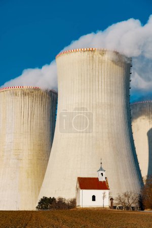 Foto de Central nuclear de Dukovany, región de Vysocina, República Checa - Imagen libre de derechos