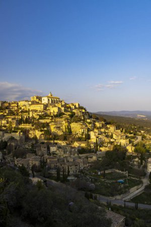Téléchargez les photos : Petite ville médiévale de Gordes en Provence, Luberon, Vaucluse, France - en image libre de droit