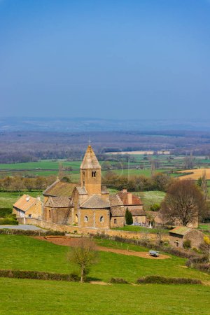 Téléchargez les photos : Paysage printanier avec vaches et eglise Notre Dame de Lancharre, Bourgogne, France - en image libre de droit