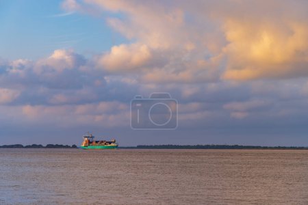 Téléchargez les photos : Ferry cargo sur la Gironde, Nouvelle Aquitaine, France - en image libre de droit