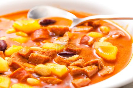 Téléchargez les photos : Sausage goulash soup with potatoes and beans - en image libre de droit