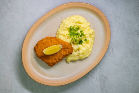 Téléchargez les photos : Côtelette de poulet typique de la cuisine tchèque avec purée de pommes de terre - en image libre de droit