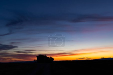 Téléchargez les photos : Chapelle au lever du soleil sur le plateau de Valensole, Provence, France - en image libre de droit