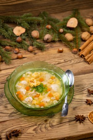 Téléchargez les photos : Nature morte de soupe tchèque de poisson de Noël - en image libre de droit