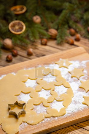 Foto de Fabricación de las galletas de Navidad - Imagen libre de derechos