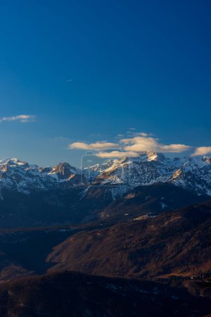 Téléchargez les photos : Paysage hivernal avec le sommet du Triglav, Parc national du Triglavski, Slovénie - en image libre de droit