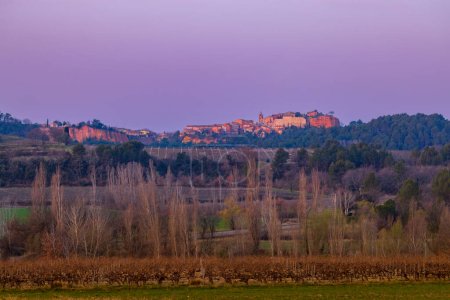 Téléchargez les photos : Landscape with historic ocher village Roussillon, Provence, Luberon, Vaucluse, France - en image libre de droit