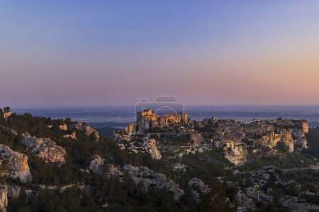 Téléchargez les photos : Château et village médiéval, Les Baux-de-Provence, Alpilles, Provence, France - en image libre de droit