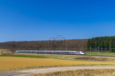 Téléchargez les photos : Train TGV le plus rapide du nord de la France - en image libre de droit