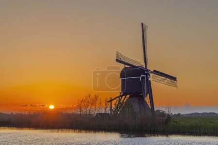 Téléchargez les photos : Coucher de soleil avec moulin à vent Broekmolen, Molenlanden - Nieuwpoort, Pays-Bas - en image libre de droit
