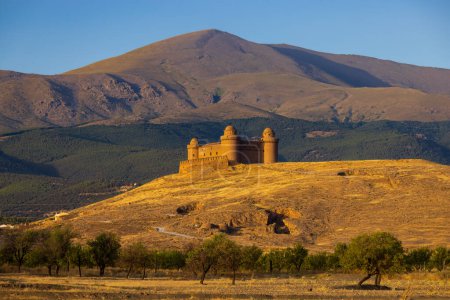 Téléchargez les photos : Château de La Calahorra avec Sierra Nevada, Andalousie, Espagne - en image libre de droit