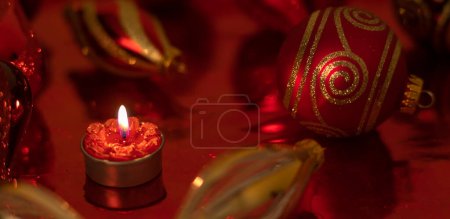 Foto de Bodegón de Navidad con adornos rojos y vela - Imagen libre de derechos