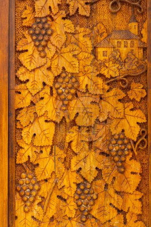 Foto de Tallado en madera de hojas de uva y uvas - Imagen libre de derechos
