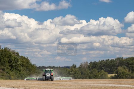Foto de Un tractor que prepare el campo - Imagen libre de derechos