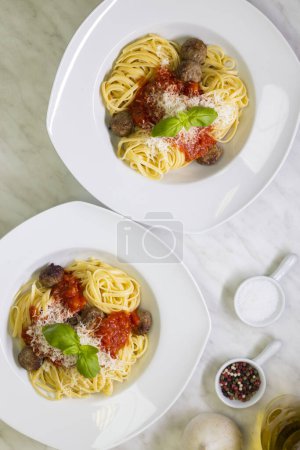 Foto de Espaguetis con bolas de carne y salsa de tomate - Imagen libre de derechos