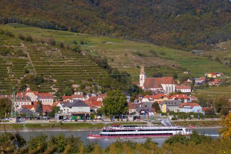 Foto de Valle de Wachau con Weisenkirchen en der Wachau y el río Danubio, sitio UNESCO, Austria - Imagen libre de derechos