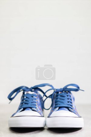 Téléchargez les photos : Close up of denim sneakers - en image libre de droit