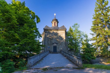 Téléchargez les photos : Église Hvezda à Broumovske steny, Bohême orientale, République tchèque - en image libre de droit
