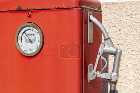 Téléchargez les photos : Old gas station, Marnay, Haute-Saone, France - en image libre de droit