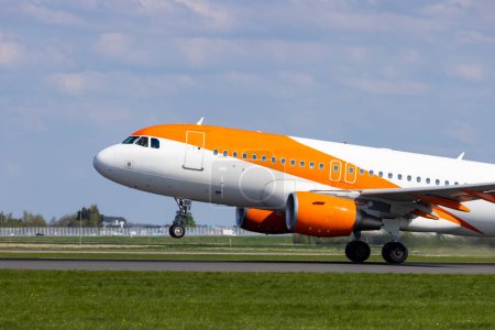 Foto de Passenger plane taking off from the runway, Schiphol, Amsterdam, The Netherlands - Imagen libre de derechos