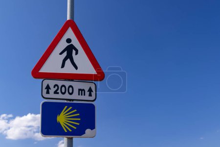 Téléchargez les photos : Totem de signalisation avec coquille jaune, qui guide les pèlerins le long du Camino de Santiago - en image libre de droit