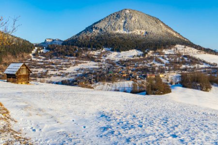 Téléchargez les photos : Sidirovo colline avec village Vlkolinec site UNESCO, Velka Fatra montagnes, Slovaquie - en image libre de droit