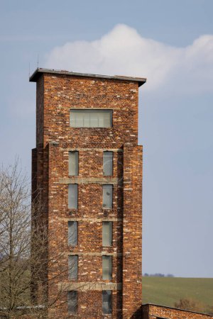 Foto de Torre Roja de la Muerte, sitio de la UNESCO con inscripción en checo "Ruda vez smrti" un monumento nacional en Dolni Zdar cerca de Ostrov, Bohemia Occidental, República Checa - Imagen libre de derechos