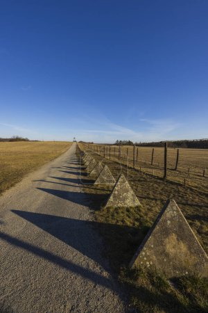 Téléchargez les photos : Le mémorial du rideau de fer à Cizov, Moravie du Sud, République tchèque - en image libre de droit