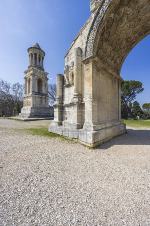 Téléchargez les photos : Mausoleum of Glanum, Glanum archaeological site near Saint-Remy-de-Provence, Provence, France - en image libre de droit