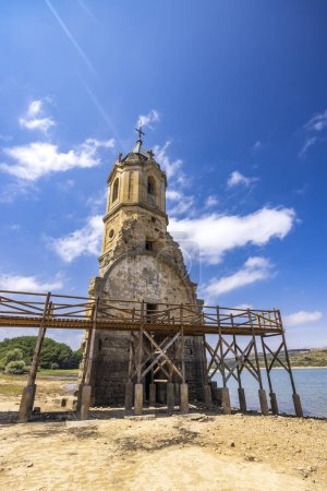 Foto de Swamped church of San Roque near Villanueva de las Rozas, Cantabria, Spain - Imagen libre de derechos