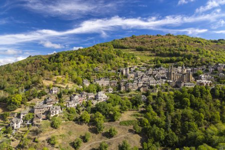 Foto de UNESCO village of  Conques-en-Rouergue in Aveyron department, France - Imagen libre de derechos