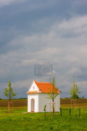 Foto de Capilla cerca de Chvalovice, sur de Moravia, República Checa - Imagen libre de derechos