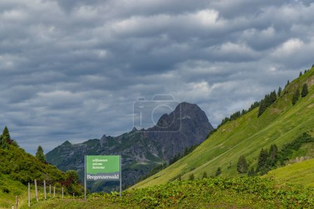 Téléchargez les photos : Bienvenue à Bregenzerwald, Hochtann Mountain Pass, Warth, Vorarlberg, Autriche - en image libre de droit