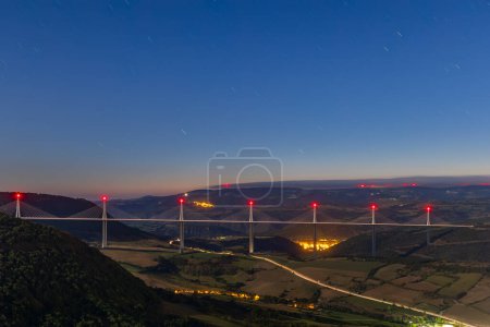 Foto de Cable de varios tramos se mantuvo Millau Viaducto a través del valle del desfiladero del río Tarn, Departamento de Aveyron, Francia - Imagen libre de derechos