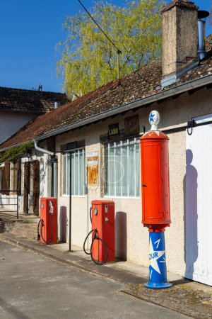 Foto de Antigua gasolinera, Marnay, Haute-Saone, Francia - Imagen libre de derechos