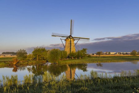Foto de Traditional Dutch windmills in Kinderdijk - Unesco site, The Netherlands - Imagen libre de derechos